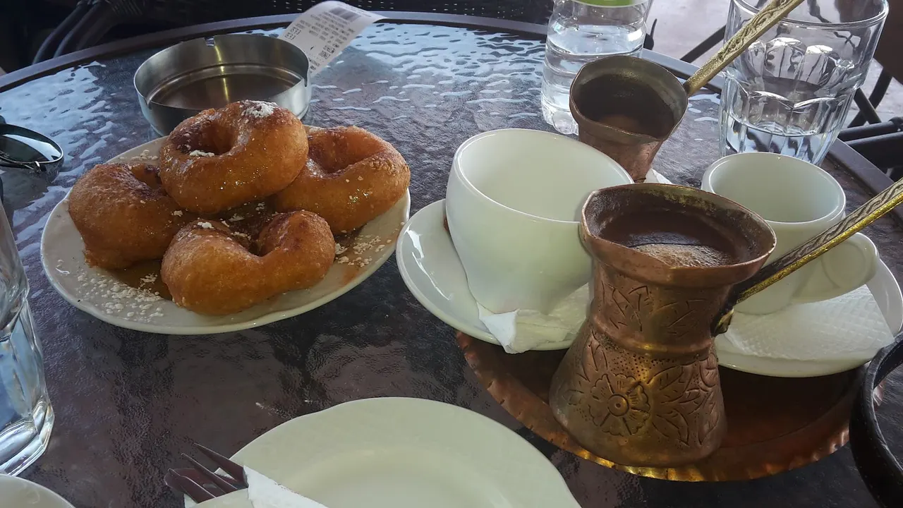 Ελληνικός καφές με λουκουμάδες! Χίος