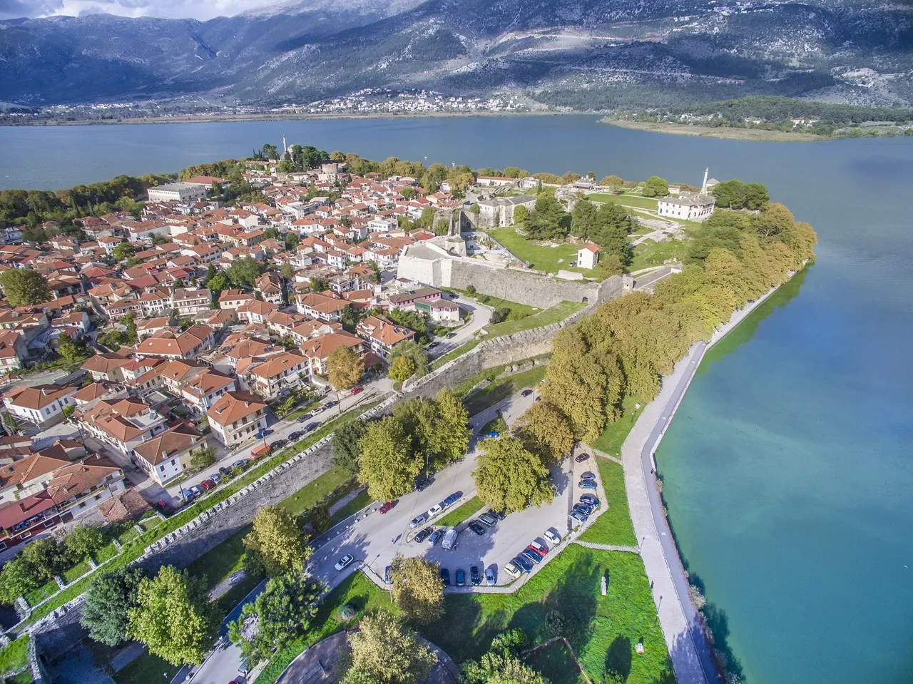 Η πόλη των Ιωαννίνων από ψηλά. λίμνη Παμβώτιδα