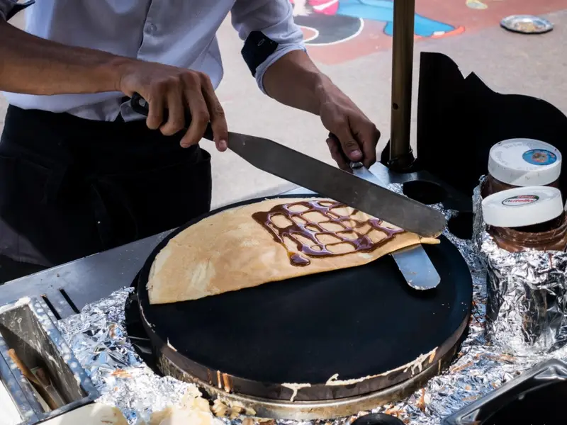 Φτιάχνοντας κρέπες, street food, Παρίσι