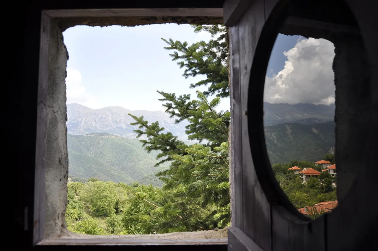 window-4167272_1920.jpg