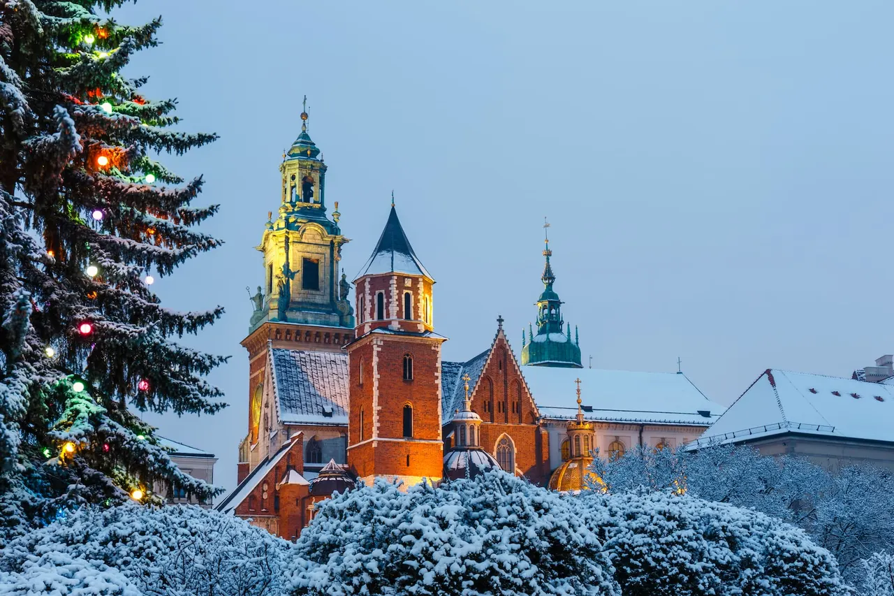 shutterstock_1150698890-wawel-castle-in-krakow-(1).jpg