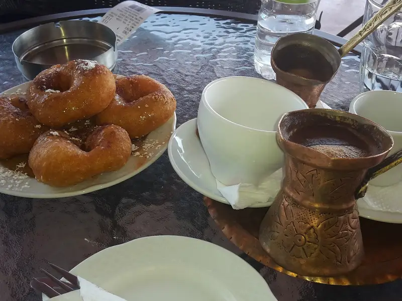 Ελληνικός καφές με λουκουμάδες! Χίος