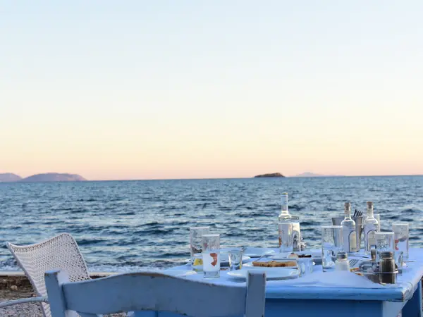 Ουζάκι δίπλα στη θάλασσα