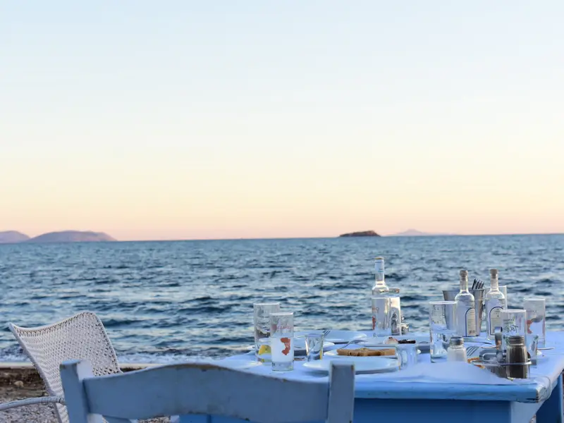 Ουζάκι δίπλα στη θάλασσα