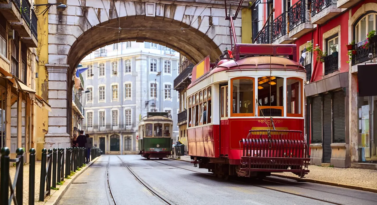 shutterstock_1843517773-lisbon-(1)-1668085854.jpg