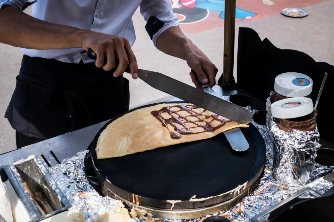 Φτιάχνοντας κρέπες, street food, Παρίσι